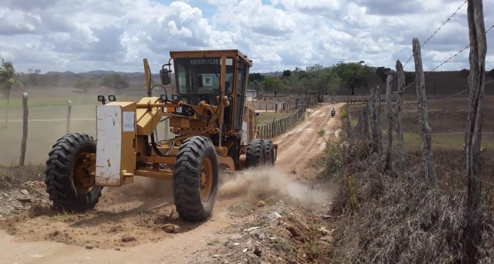 Prefeitura realiza recuperação permanente de estradas da zona rural