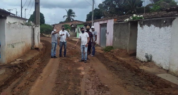 Prefeito Celino Rocha vistoria início do calçamento de mais uma rua no povoado Tabuleiro