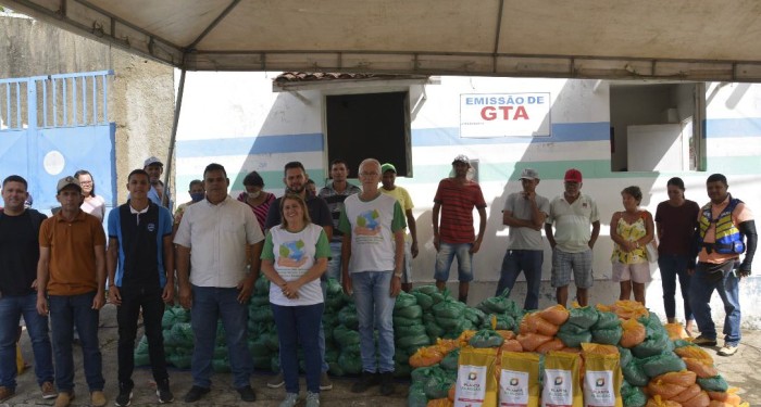 Prefeitura distribui sementes para cerca de 200 agricultores