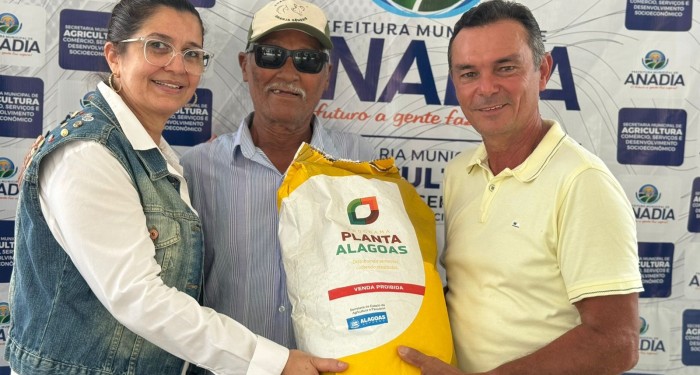 Prefeitura em parceria com o Governo do Estado, entrega sementes aos produtores rurais