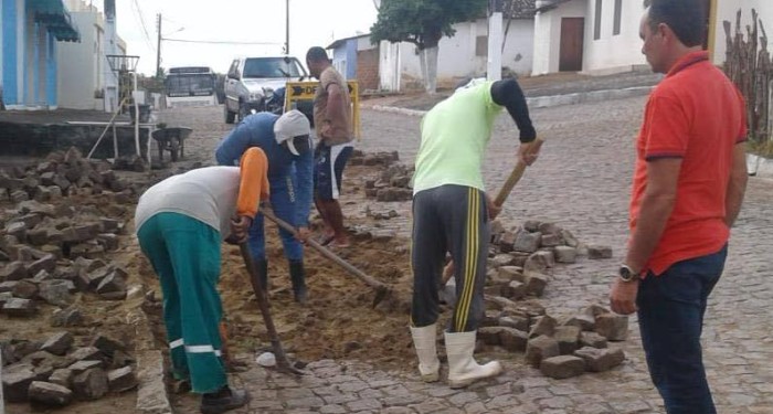 Prefeitura realiza reparos na pavimentação do Povoado Tapera