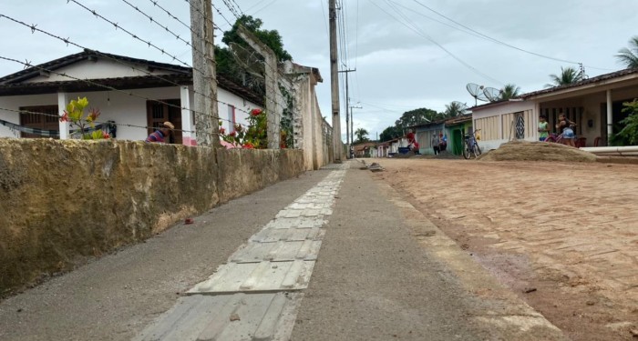Após conclusão da pavimentação, Prefeitura constrói calçadas em rua no Povoado Tabuleiro