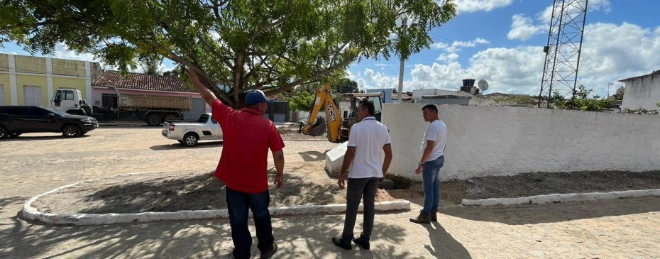 Prefeito Celino Rocha acompanha obras de construção de duas praças 