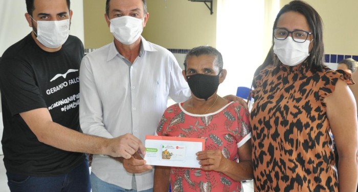 Assistência Social, em parceria com o Instituto Girassol e Rede Gerando Falcões, distribui 550 cartões de vale alimentação