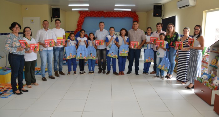Prefeito Celino Rocha entrega bibliotecas móveis para incentivo ao aprendizado e leitura dos estudantes de Anadia