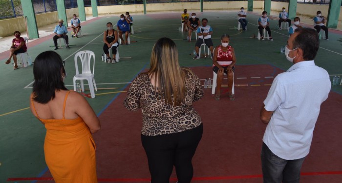 CRAS realiza aula inaugural de exercícios físicos com grupo de idosos