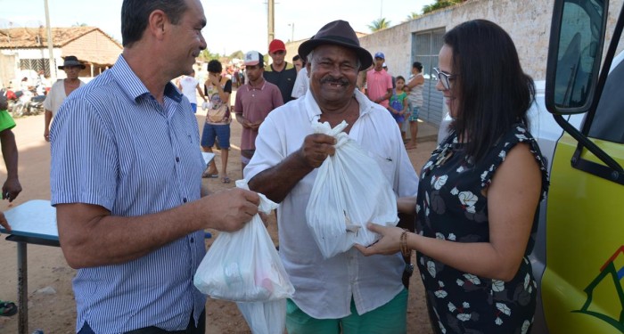 Prefeito Celino Rocha distribui o tradicional kit da Semana Santa em Anadia