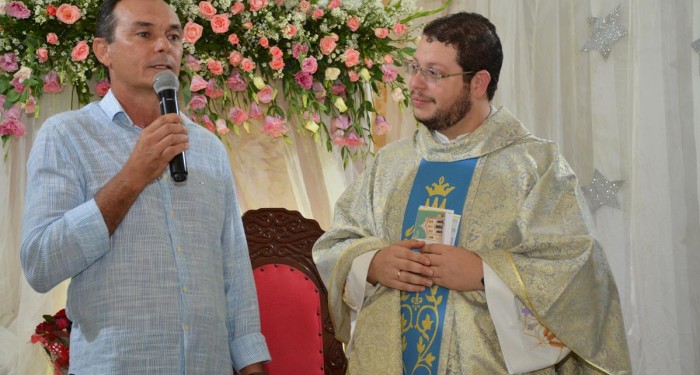 Prefeito e funcionários participam de missa de encerramento do mês Mariano