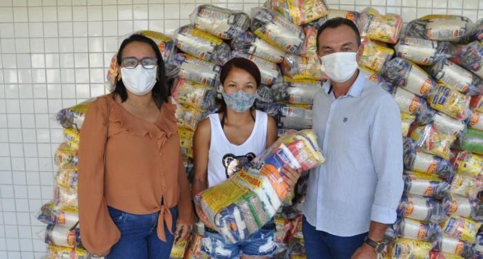 Assistência Social entrega 300 cestas básicas à população