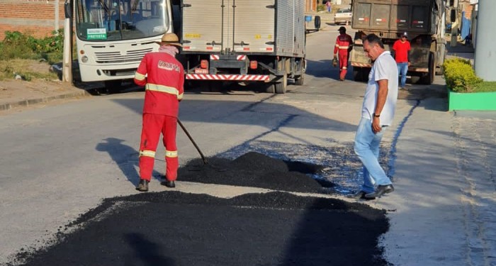 Prefeito Celino Rocha acompanha serviços de restauração e recuperação de pavimentação asfáltica 